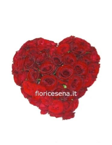 Cuore di rose rosse e fiori misti