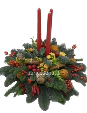 Composizione centrotavola natalizia con fiori, bacche, frutta e 3 candele