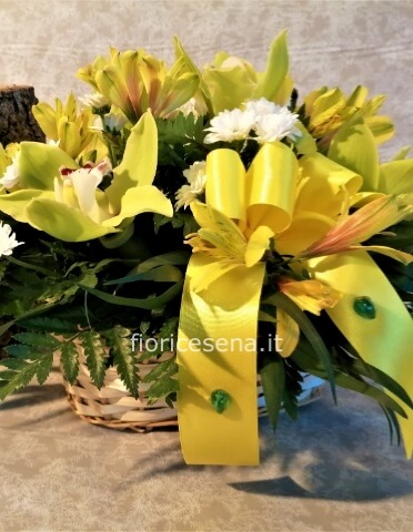 Cestino con orchidee e altroemerie